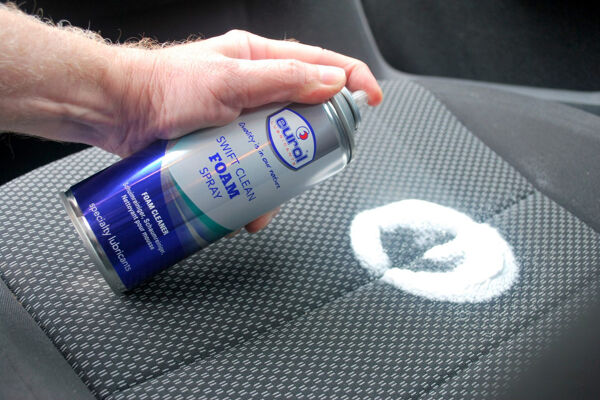 Eurol Specialty Swift Clean Foam Spray 2017 biedt een krachtige, schuimende reiniging voor diverse oppervlakken.