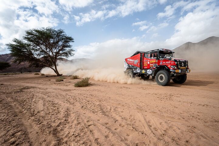 Caminhão da Equipe Mammoet Rallysport durante o Rally Dakar 2020 com lubrificantes Eurol.