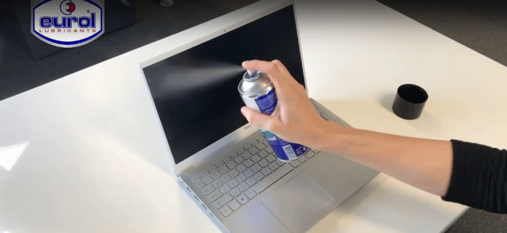 Eurol Swift Clean Spray für einen sauberen Arbeitsplatz.