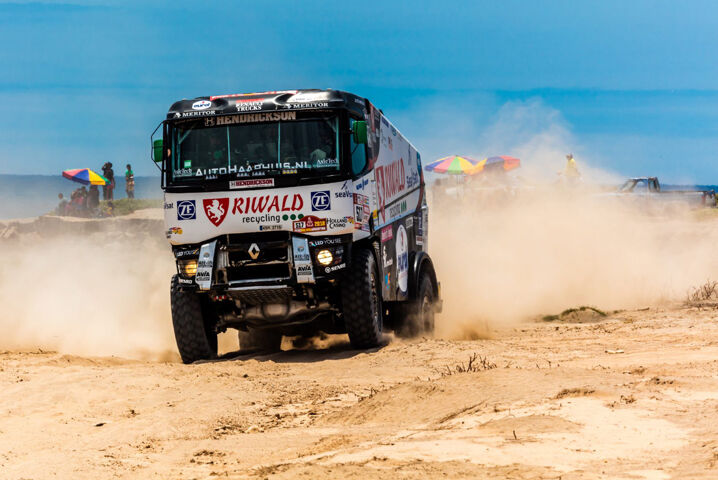 Gert Huzink del Equipo Riwald Dakar con el camión durante la Etapa 8 del Rally Dakar 2018.