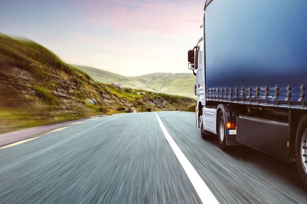 En-tête du marché des lubrifiants dans le secteur du transport pour camions et remorques