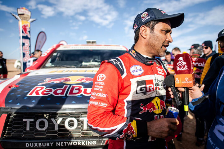 Nasser Al-Attiyah parle avec la presse lors du Rallye Dakar 2020.