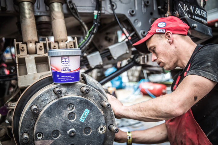 Use of Eurol Specialty Lubricants Grease CS 2 502-S Spray Grease.