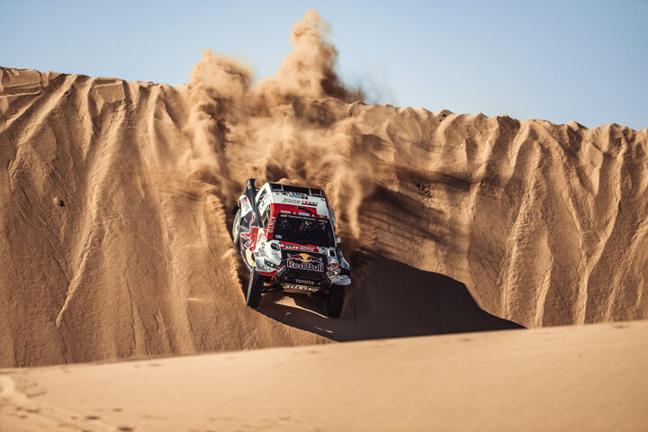 Toyota Gazoo Racing World Rally Raid en Dakar Team hebben de proloog gewonnen met coureur Nasser Al Attiyah op de eerste plaats.