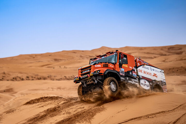 Mammoet Team Iveco De Rooy, met Martin van den Brink, in etappe 3 van de Dakar Rally 2022.