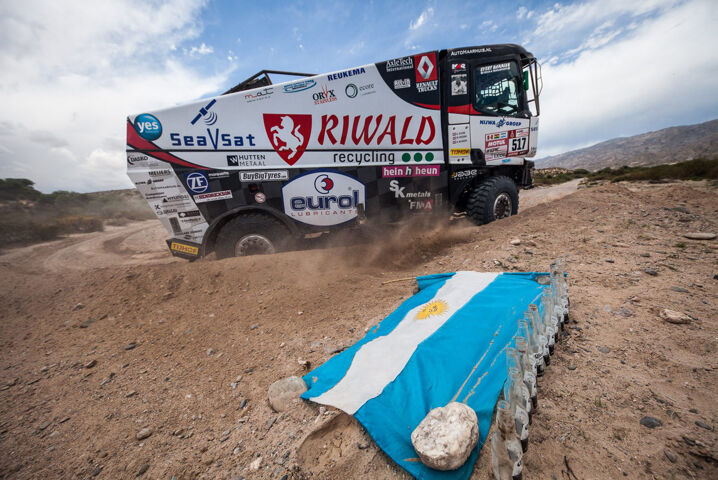 Camion de l'équipe Riwald Dakar lors du Rallye Dakar 2018 avec les lubrifiants Eurol.