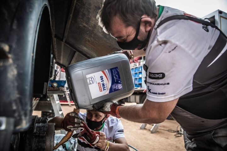 Aceite Eurol Specialty Racing 75W-140 para la caja de transferencia, diferenciales y reducciones de cubo de camiones del Rally Dakar.