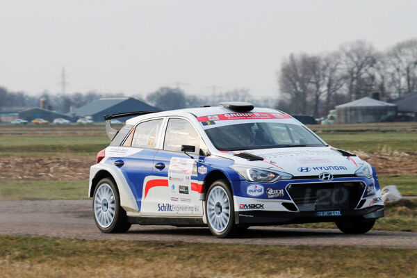 Rallycoureur Bob de Jong met de Hyundai i20 R5 over de Eurol R5 Rally Challenge 2018.