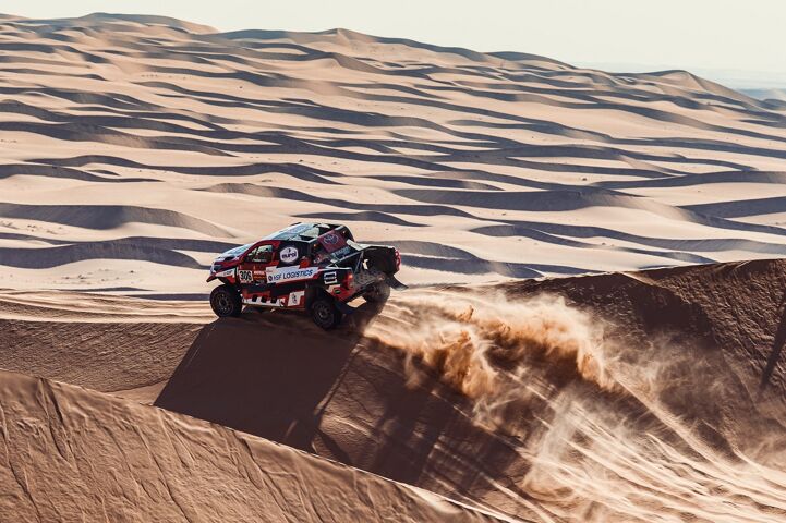 Bernhard ten Brinke dans le Rallye Dakar 2021 avec les lubrifiants Eurol dans sa Toyota.