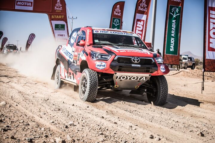 Toyota Hilux vollendet Etappe 1 der Dakar Rally 2021 mit Eurol Schmiermitteln.