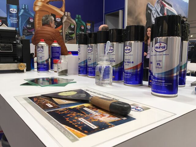 Live productdemonstraties van de Eurol Specialty Racinglijn op Autotechnica Brussel.