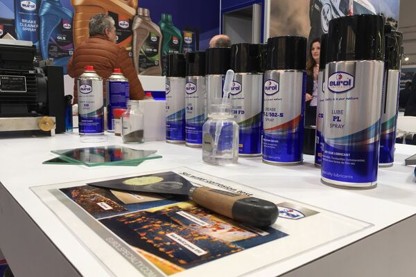 Live productdemonstraties van de Eurol Specialty Racinglijn op Autotechnica Brussel.