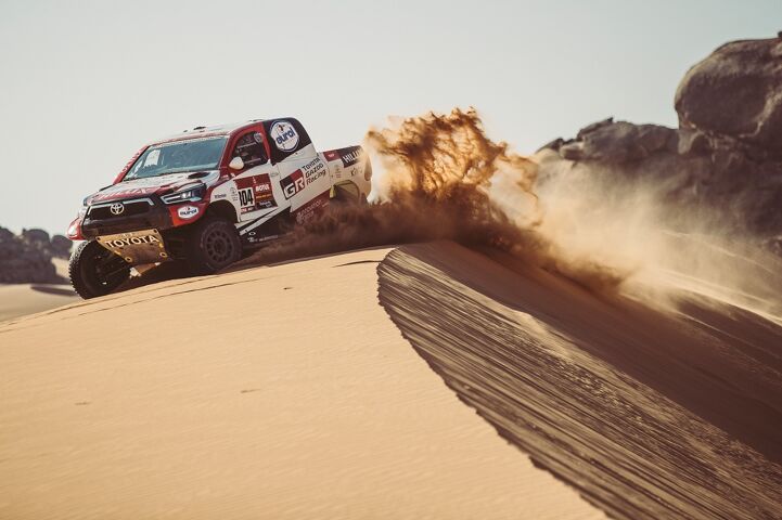 Giniel rijdt door de stoffige duinen, Etappe 5 van de Dakar Rally 2021.