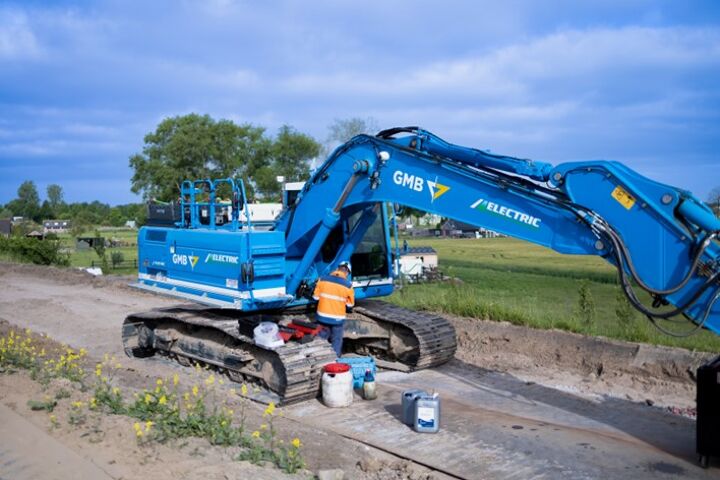 Prélèvement d'échantillon d'huile hydraulique pour excavatrice électrique