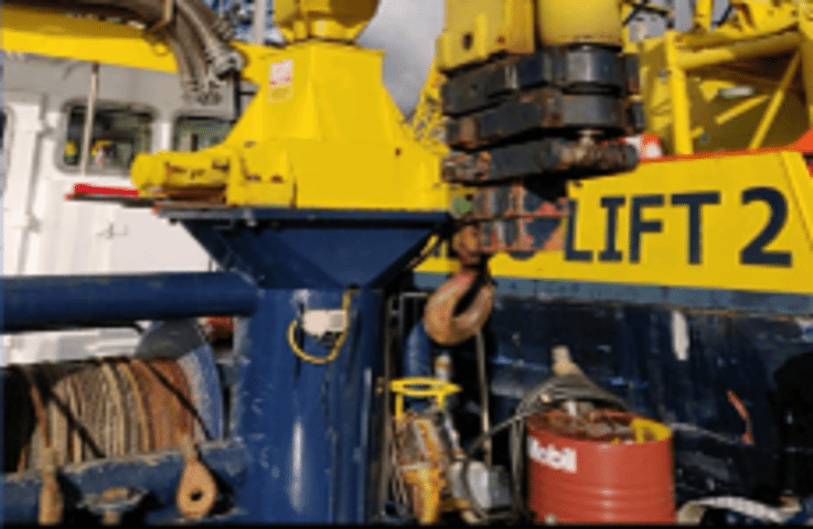 Problemas de corrosión y lubricación en cables y piezas de grúas en aplicaciones offshore.