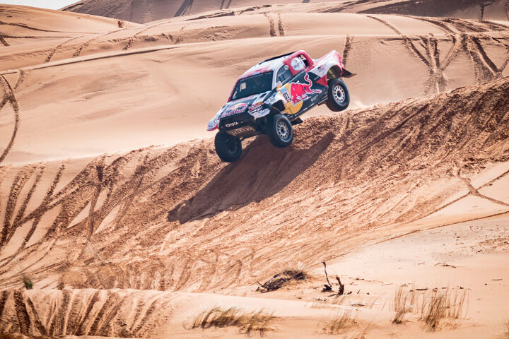 Redbull Nasser en Mathieu van het Toyota GAZOO Racing-team tijdens etappe 2 van de Dakar Rally 2022 met Eurol.
